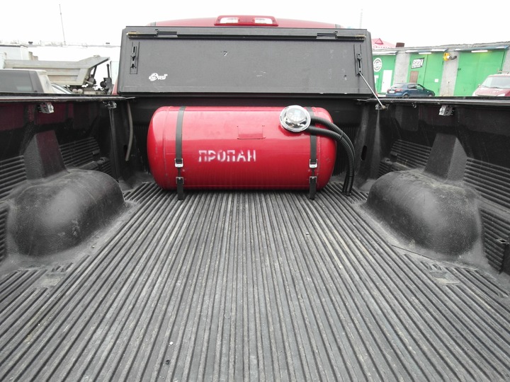 газовый баллон 210 литров у переднего борта грузовой платформы, Toyota Tundra