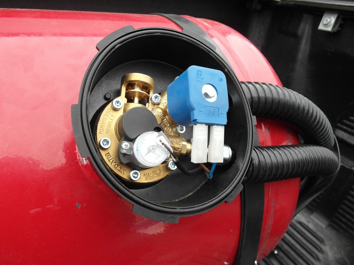 мультиклапаном класса Европа 2 с запорным электроклапаном, пожарным клапаном и электронным датчиком уровня топлива