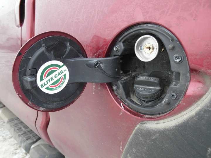 ВЗУ под лючком заправочной горловины,  Toyota Tundra