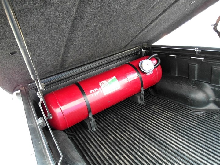 газовый баллон 175 л (пропан-бутан) у переднего борта грузовой платформы Toyota Tundra