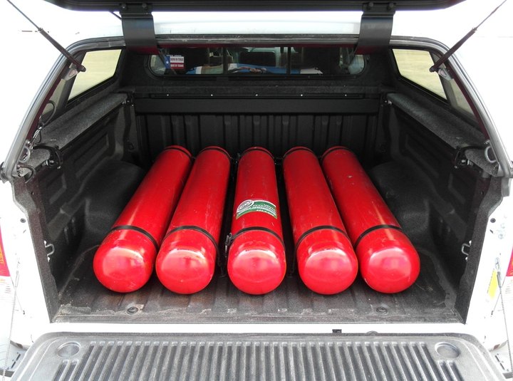 Система из пяти цельнометаллических баллонов CNG-1 (тип 1) 5х50 л на полу грузовой платформы Toyota Tundra