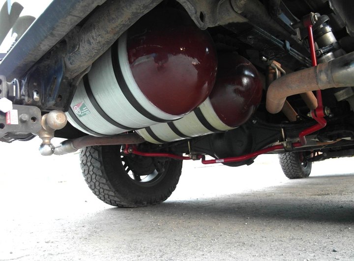 2 облегченных метановых баллона под днищем Toyota Tundra на месте запасного колеса