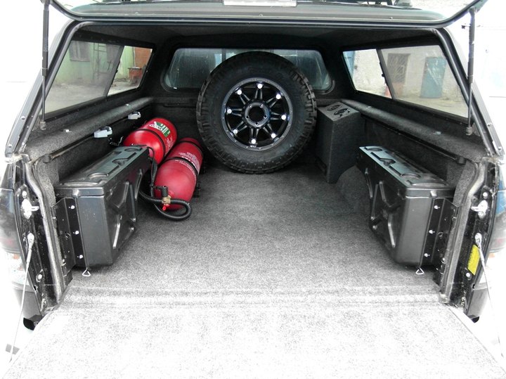 Система из двух облегченных метановых металлопластиковых баллонов CNG-2 (тип 2) 51 л + 34 л с вентилями с предохранительными клапанами и запорным электроклапаном в кузове вдоль левого борта, Toyota Tundra