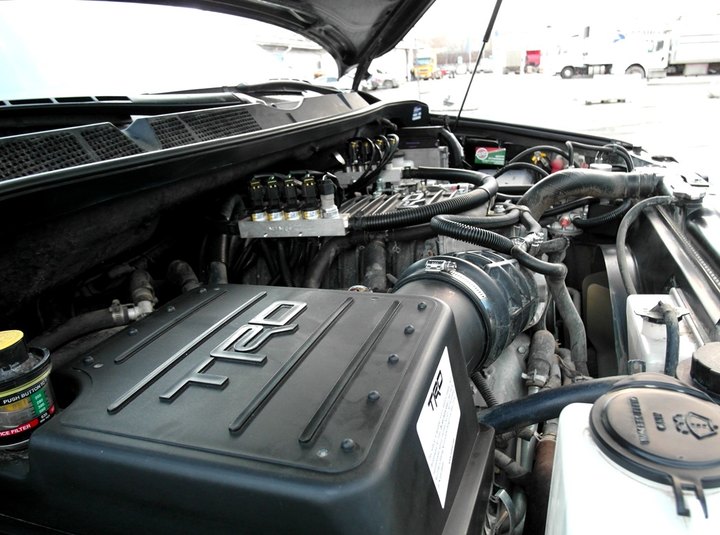 Подкапотная компоновка ГБО BRC Sequent Plug&Drive CNG, Toyota Tundra, двигатель 3UR-FE i-Force TRD