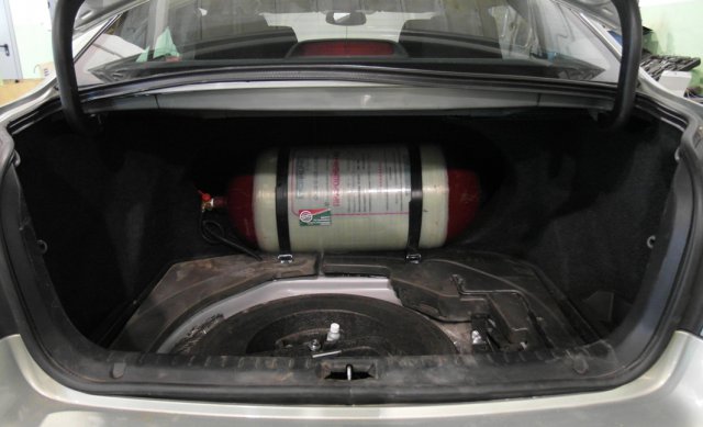 Металлопластиковый газовый баллон (тип 2) 55 л в багажнике Toyota Avensis