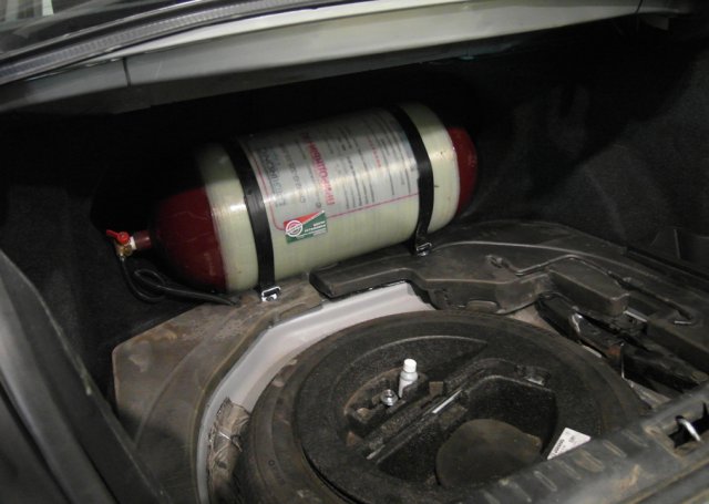 Багажник Toyota Avensis с установленным газовым баллоном 55 л