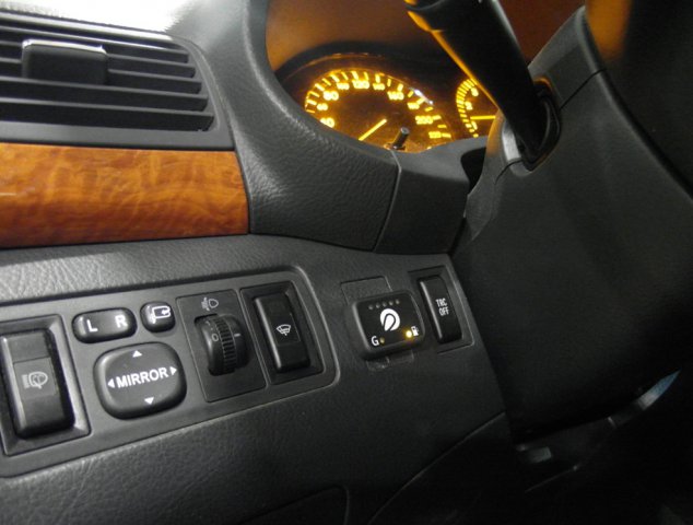 Кнопка переключения и индикации режимов работы ГБО в салоне Toyota Avensis