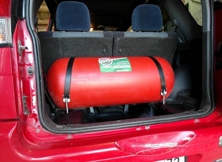 Багажник Toyota Cami J102E с цельнометаллическим метановым баллоном (тип 1) 75 л за спинками задних сидений