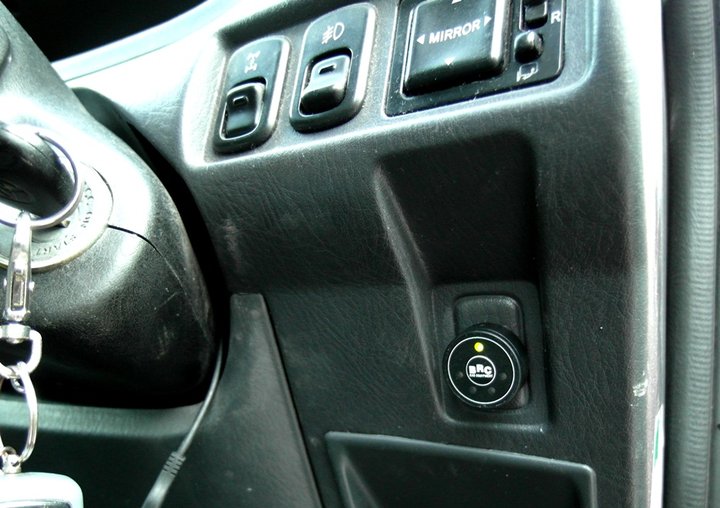 Кнопка переключения и индикации режимов работы ГБО BRC Sequent с указателем уровня топлива, Toyota Cami J102E