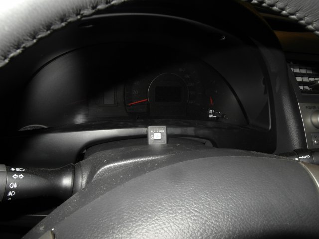 Кнопка индикации уровня и переключения режимов работы ГБО в салоне Toyota Camry