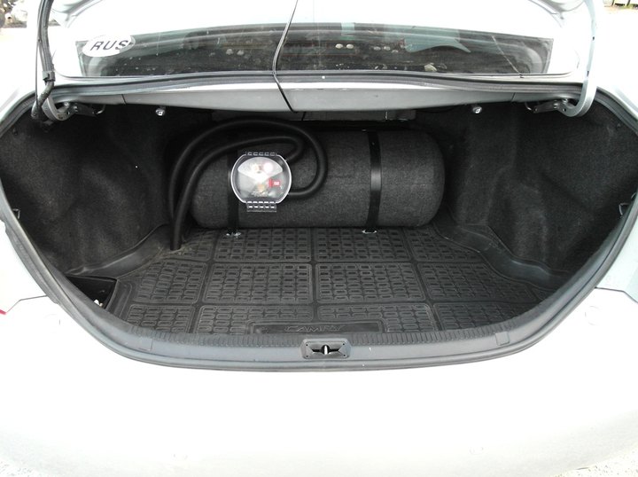 Багажник Toyota Camry XV40 с цилиндрическим газовым баллоном 60 л в декоративном карпете за спинками задних сидений