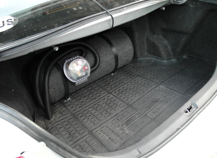 газовый баллон 60 л за спинками задних сидений Toyota Camry (XV40)