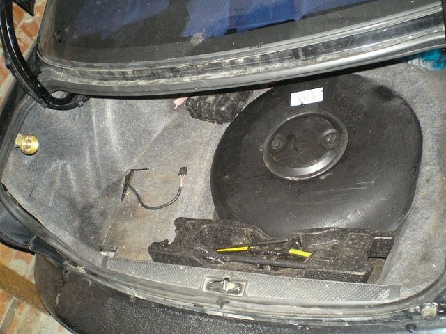 установка газа на Toyota Cavalier, газовый баллон 50 л установлен в нише запасного колеса