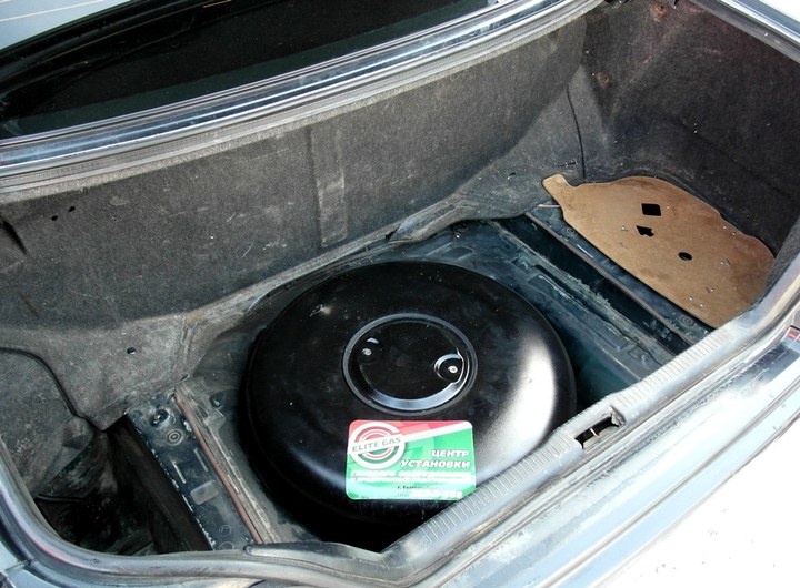 Тороидальный газовый баллон 54 л в багажнике Toyota Chaser Х100