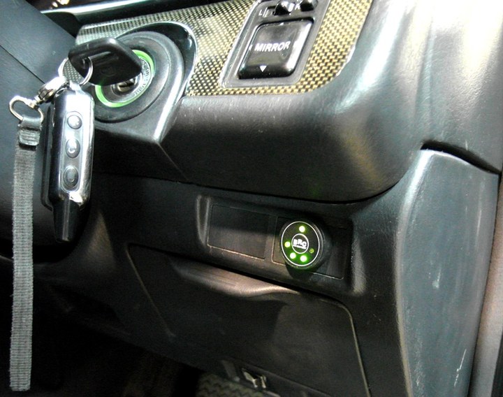 Кнопка переключения и индикации режимов работы ГБО с указателем уровня топлива справа от рулевой колонки Toyota Chaser Х100