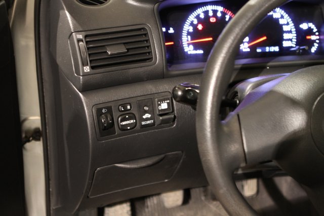 салон Toyota Corolla с кнопкой переключения и индикации режимов работы