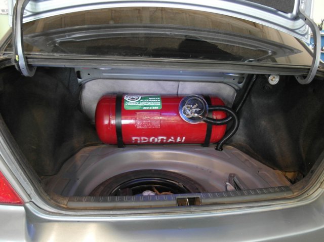 Багажник Toyota Corolla E120 с установленным газовым баллоном 50 л
