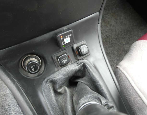 Кнопка переключения и индикации режимов работы ГБО в салоне Toyota Corolla