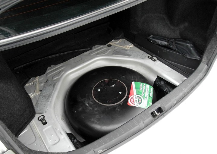 Тороидальный газовый баллон 53 л в нише для запасного колеса Toyota Corolla (E150)