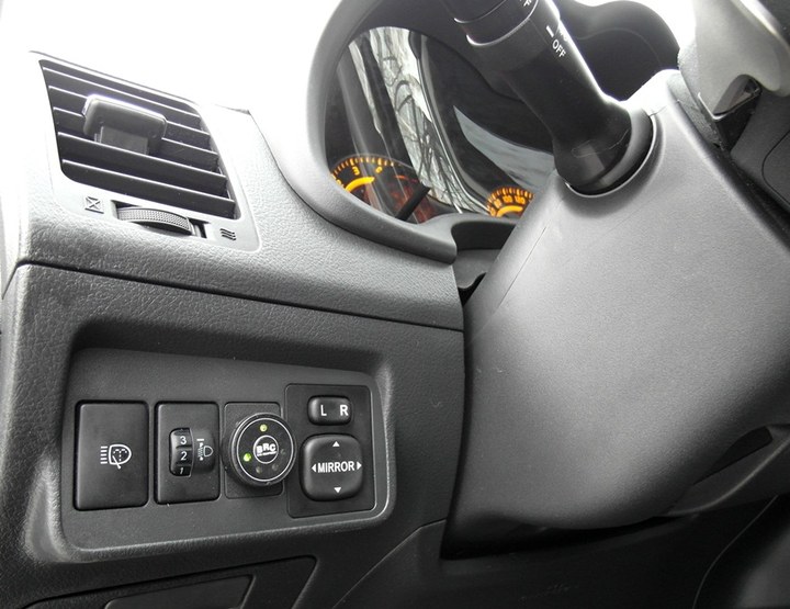 Кнопка переключения и индикации режимов работы ГБО с указателем уровня топлива слева от рулевой колонки Toyota Corolla (E150)