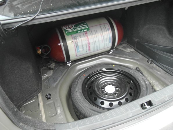 Металлопластиковый баллон (тип 2) 55 л размещен за спинками задних сидений Toyota Corolla