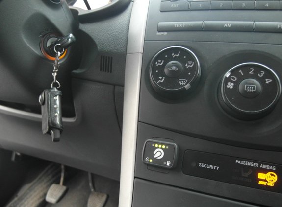Кнопка переключения и индикации режимов работы ГБО в салоне Toyota Corolla