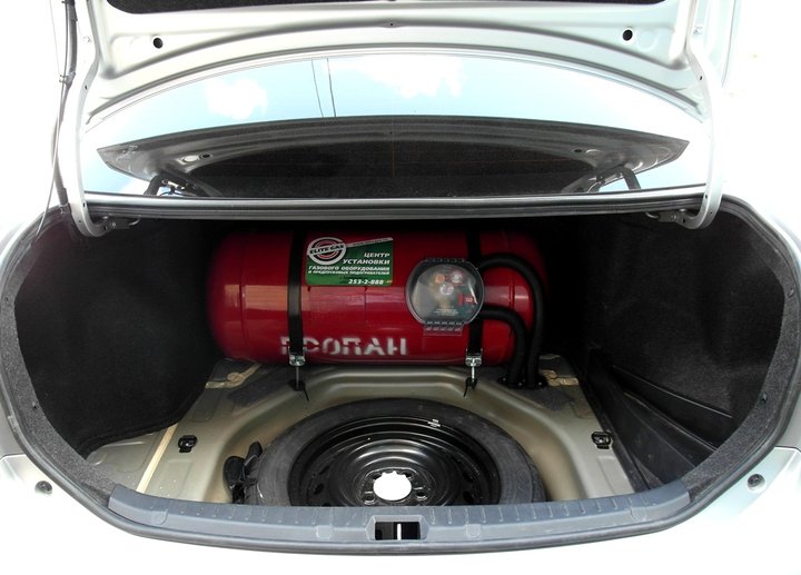 Цилиндрический газовый баллон 80 л в багажнике за спинками задних сидений Toyota Corolla E150