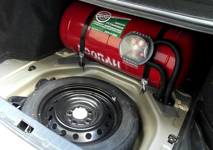 газовый баллон 80 л в багажнике Toyota Corolla E150