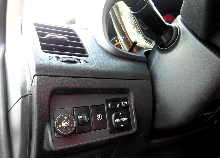 Кнопка переключения и индикации режимов работы ГБО BRC Sequent с указателем уровня топлива слева от рулевой колонки Toyota Corolla E150