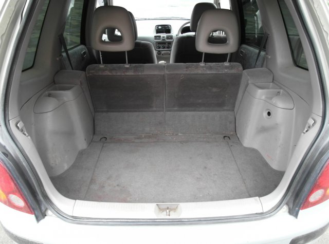 багажник с установленным тороидальным баллоном 42 л под полом Toyota Corolla Spacio