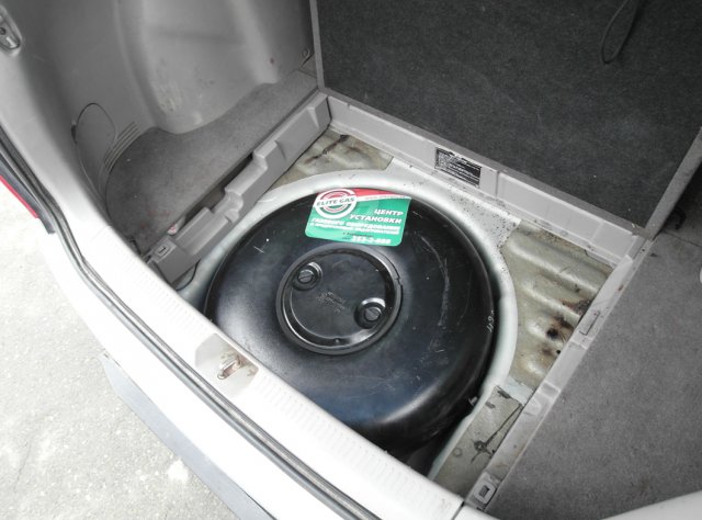 тороидальный газовый баллон 42 л установлен в багажник Toyota Corolla Spacio
