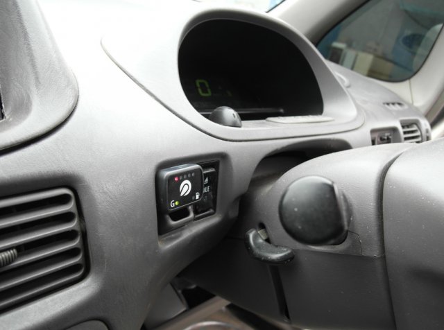Кнопка переключения и индикации режимов работы ГБО в салоне Toyota Corolla Spacio