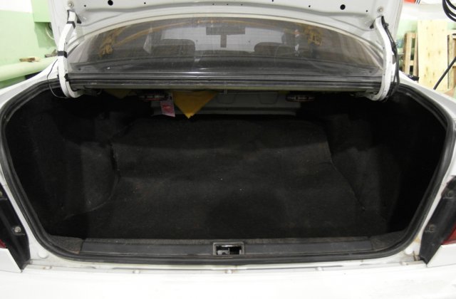 Багажник Toyota Corona с установленным баллоном за спинками задних сидений
