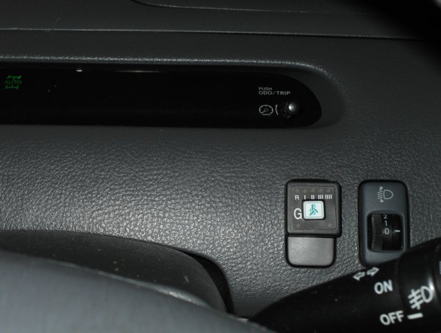 Кнопка переключения и индикации режима работы ГБО в салоне Toyota Estima