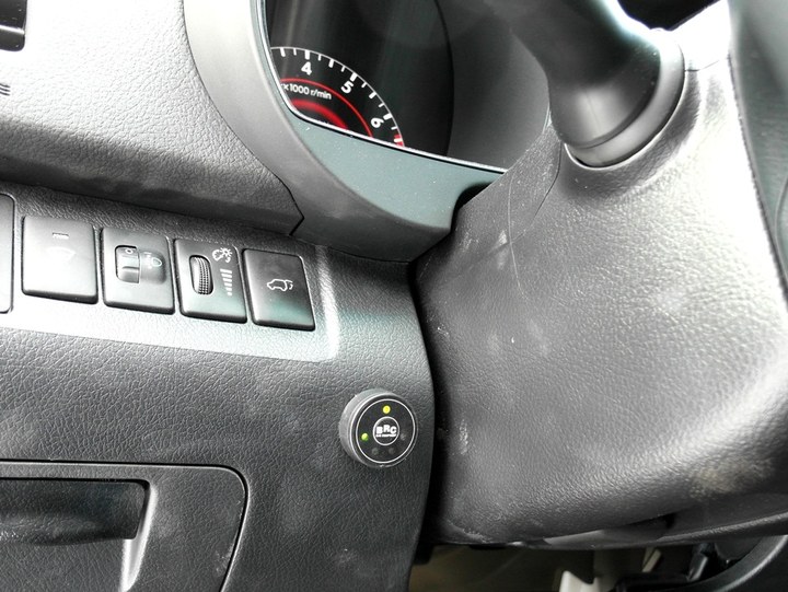 Кнопка переключения и индикации режимов работы ГБО с указателем уровня топлива на передней панели Toyota Highlander