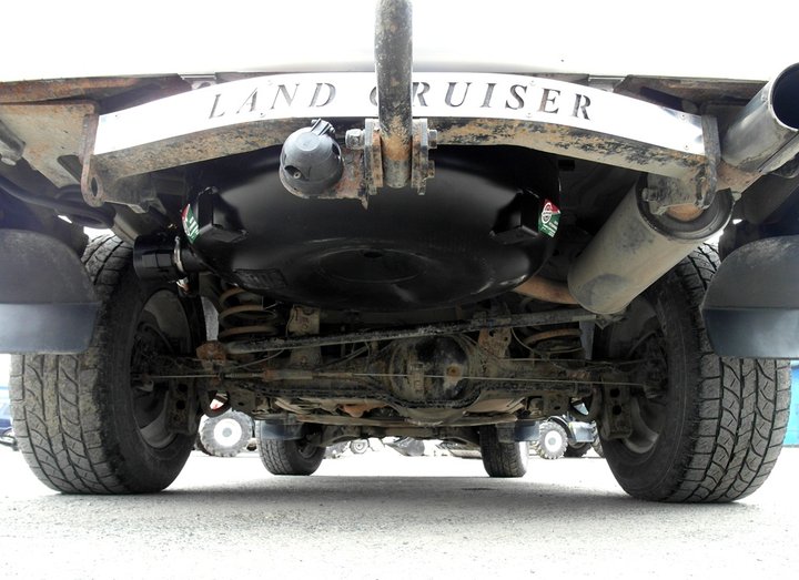 Тороидальный газовый баллон 106 л под днищем кузова на месте запасного колеса, Toyota Land Cruiser 100
