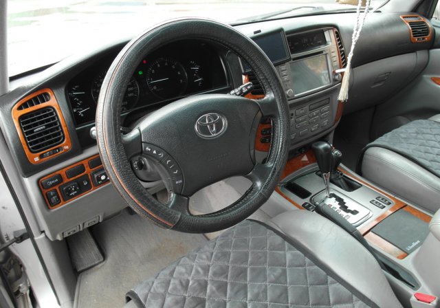 салон Toyota Land Cruiser