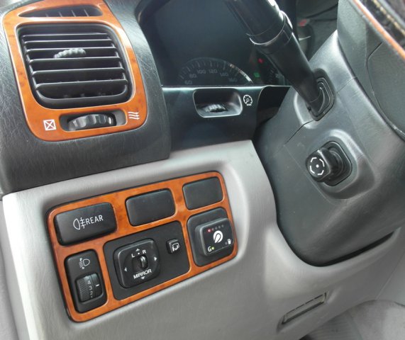 Кнопка переключения и индикации режимов работы ГБО в салоне Toyota Land Cruiser