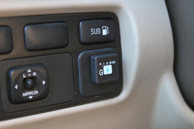 Кнопка индикации уровня и переключения режимов работы ГБО в салоне Toyota Land Cruiser 105