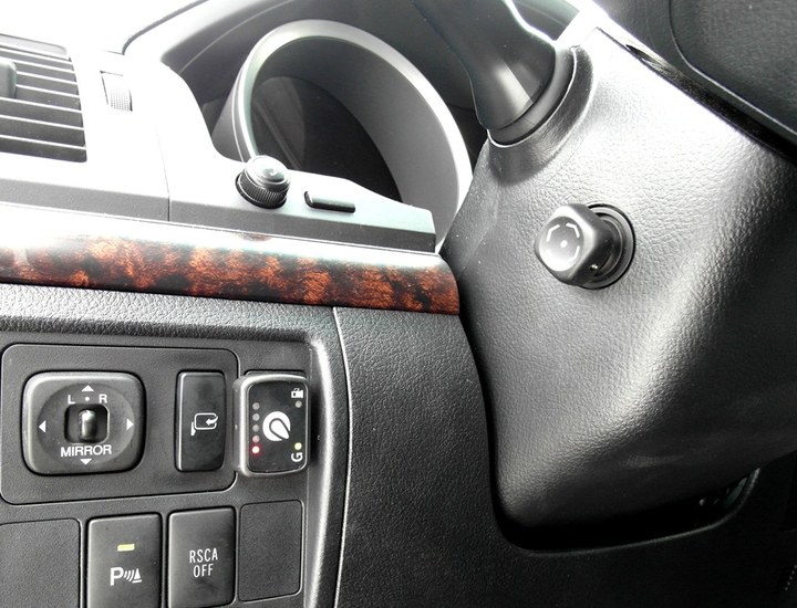 кнопка переключения и индикации режимов работы ГБО Lovato GPL с указателем уровня топлива слева от рулевой колонки Toyota Land Cruiser 200
