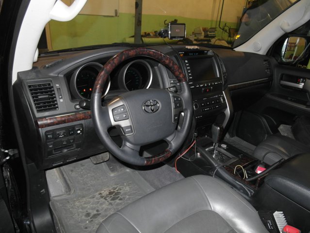 салон Toyota Land Cruiser 200
