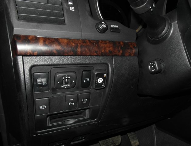 Кнопка переключения и индикации режима работы ГБО в салоне Toyota Land Cruiser 200
