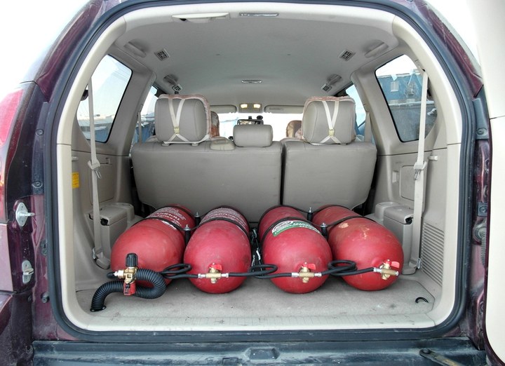 Cистема из 4х металлопластиковых метановых баллонов (тип 2) 4х34 литра на полу багажного отделения Toyota LC Prado 120