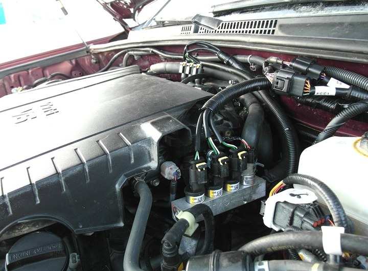 Подкапотная компоновка ГБО BRC Sequent CNG Plug&Drive, Toyota Land Cruiser Prado 120