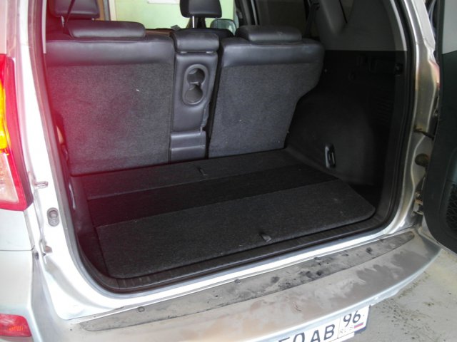 Багажник Toyota RAV4 с установленным газовым баллоном 50 л в нише под полом