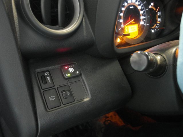 Кнопка переключения и индикации режима работы ГБО в салоне Toyota RAV4