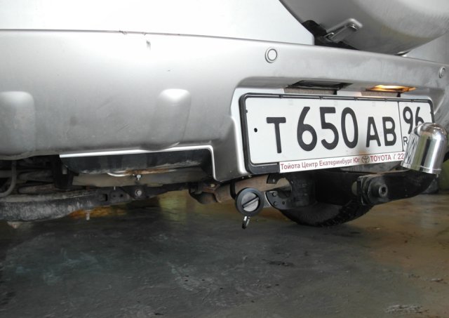 ВЗУ под задним бампером Toyota RAV4