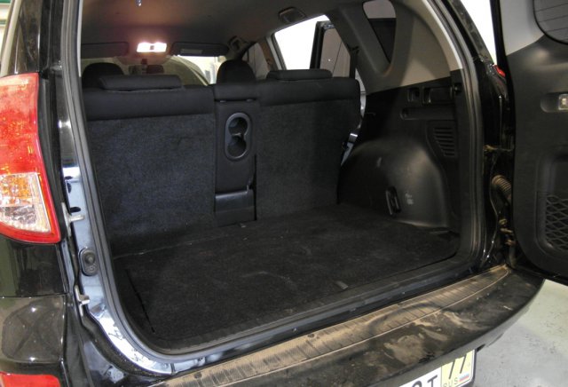 Багажник Toyota RAV4 с установленным баллоном 50 л под полом
