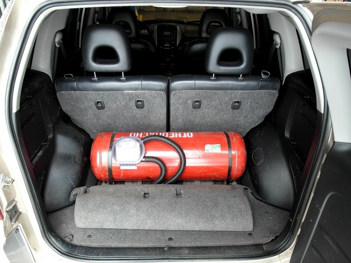 Цилиндрический газовый баллон 60 л за спинками задних сидений Toyota RAV4 (CA20W)