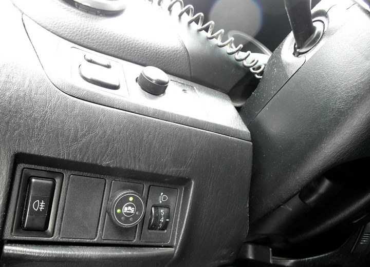 Кнопка переключения и индикации режимов работы ГБО BRC Sequent с указателем уровня топлива слева от рулевой колонки Toyota RAV4 (CA20W)
